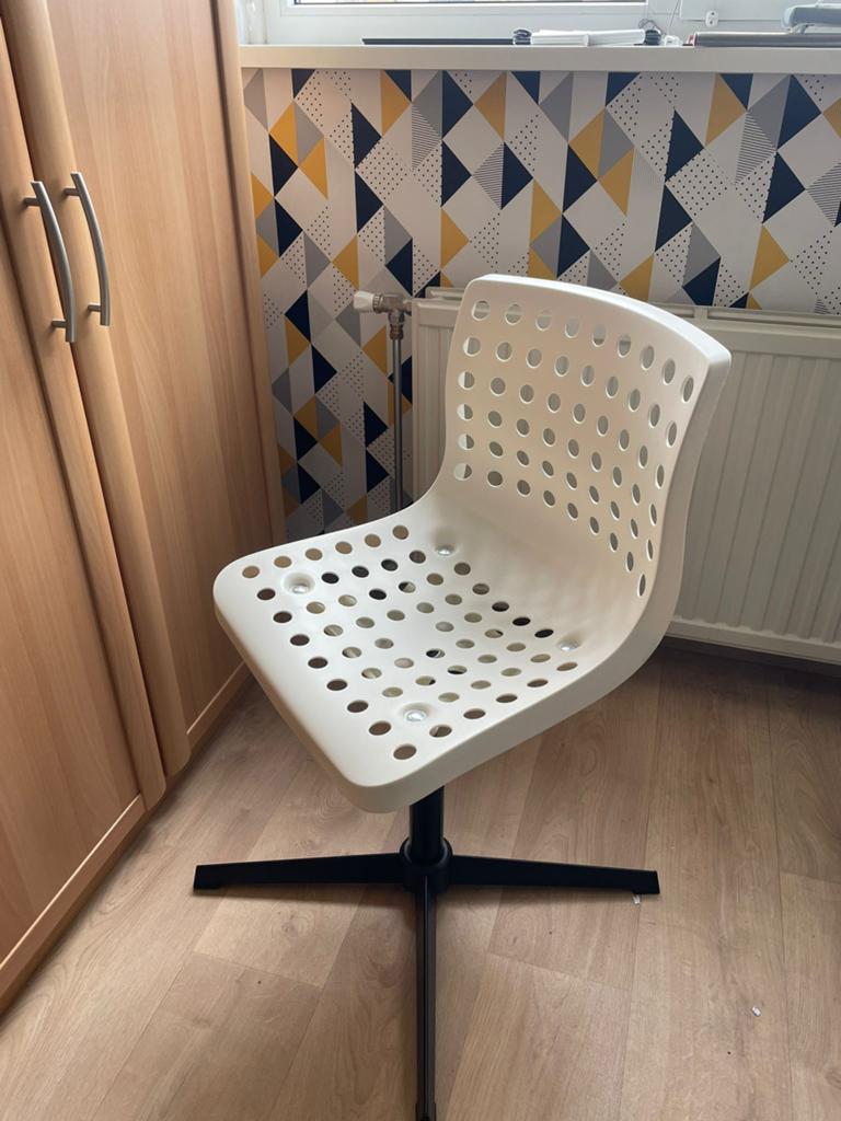 Witte bureaustoel (IKEA Skalberg), Huis en Inrichting, Stoelen, Gebruikt, Eén, Kunststof, Wit, Ophalen