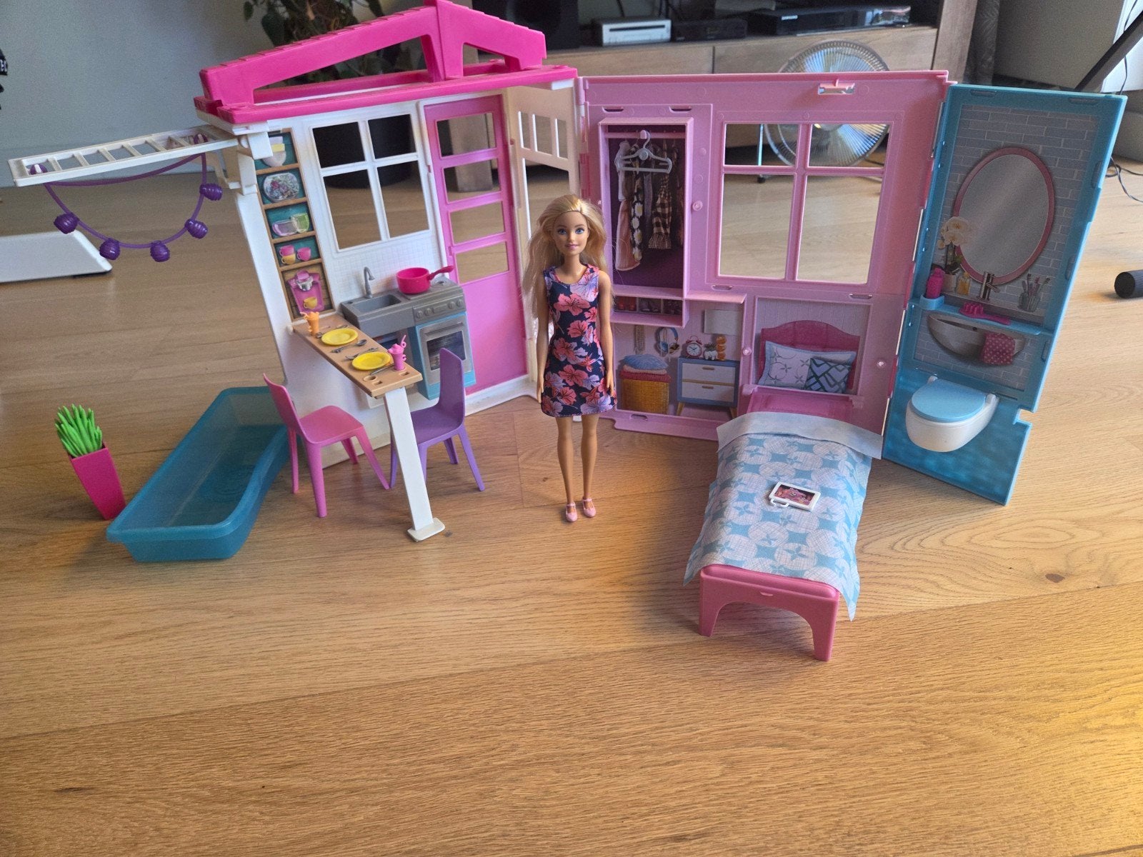 Barbie pop met opvouwbaar huis en accessoires, Ophalen, Barbie