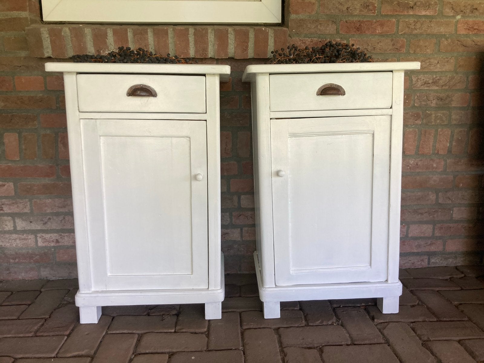 2 Hoge Witte Nachtkastjes met Lade, Deur en Legplankje, Ophalen, Zo goed als nieuw, 45 tot 65 cm, 70 cm of meer