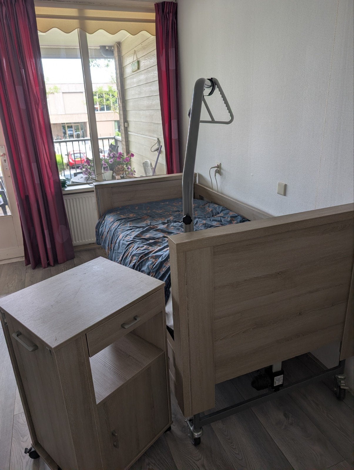 Teab Verstelbaar eenpersoons seniorenbed met nachtkastje, 90 cm, Ophalen of Verzenden, 200 cm, Modern