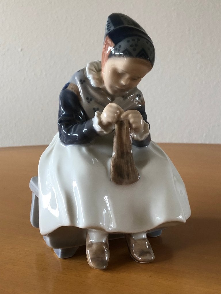 Royal Copenhagen Amager Girl Sewing - model 1314 - 1e keuze, Ophalen of Verzenden