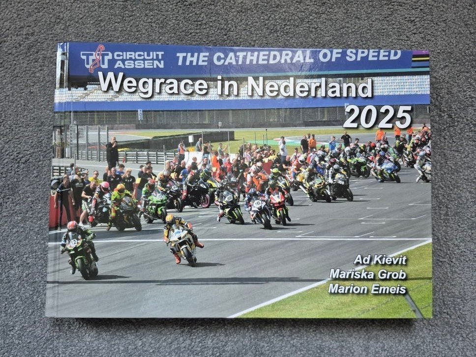 Wegrace in Nederland 2025 - Circuit Assen, Ophalen of Verzenden, Zo goed als nieuw, Overige sporten, Ad Kievit, Mariska Grob, Marion Emeis