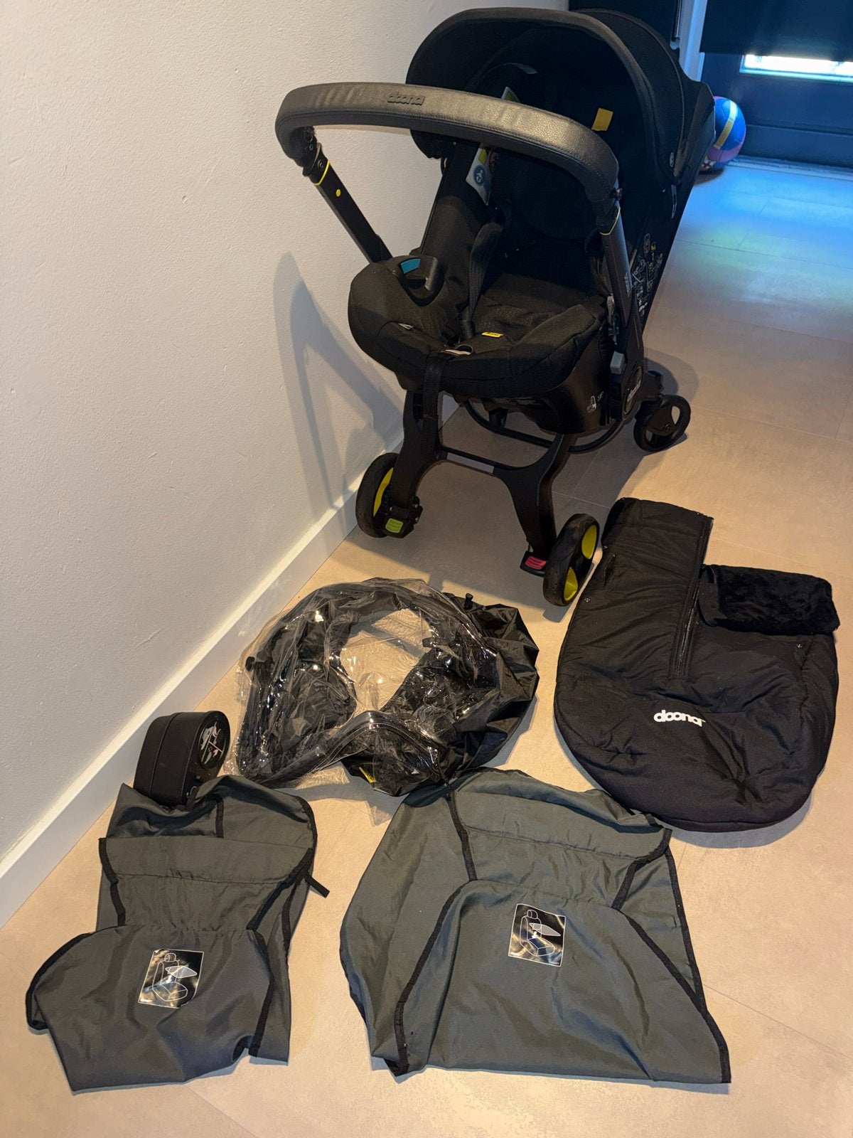 Doona i autostoel met accessoires, Kinderen en Baby's, Kinderwagens en Combinaties, Zo goed als nieuw, Combiwagen, Met autostoeltje