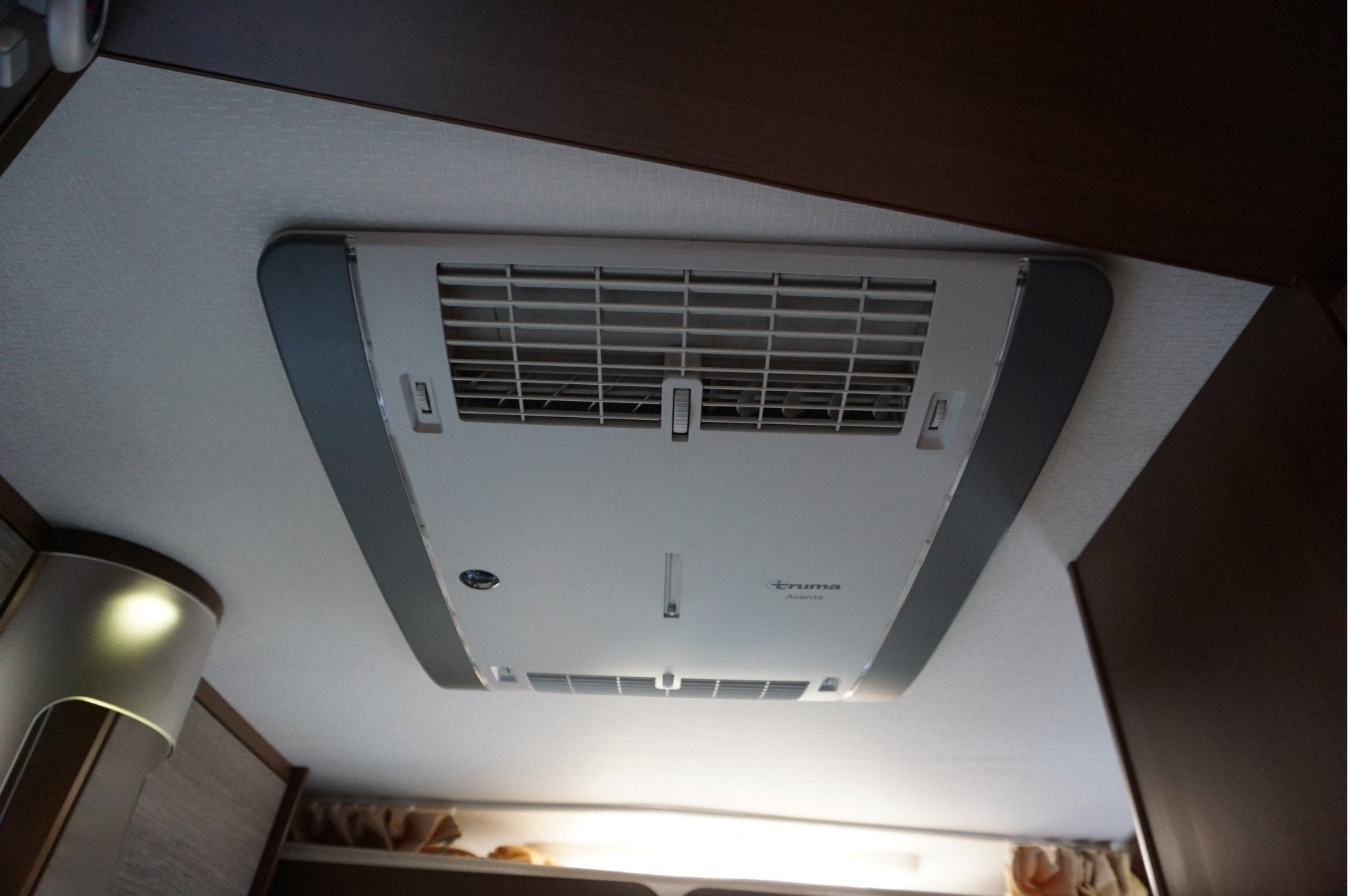 Foto 31 van Laika X712R + Queensbed/ Hefbed/ 2x Airco/ Trekhaak/ LPG/ Be