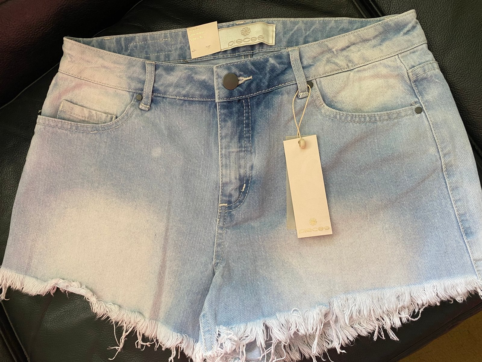Nieuwe Pieces denim shorts met franjes - Maat L/XL, Kleding | Dames, Kort, Blauw, Maat 42/44 (L), Nieuw