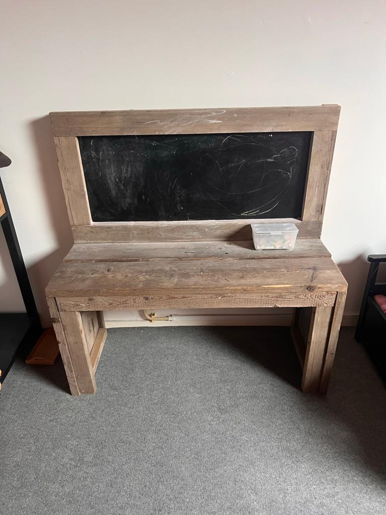 Uniek houten bureau met krijtbord, Ophalen, Opbergruimte, Gebruikt, Hout