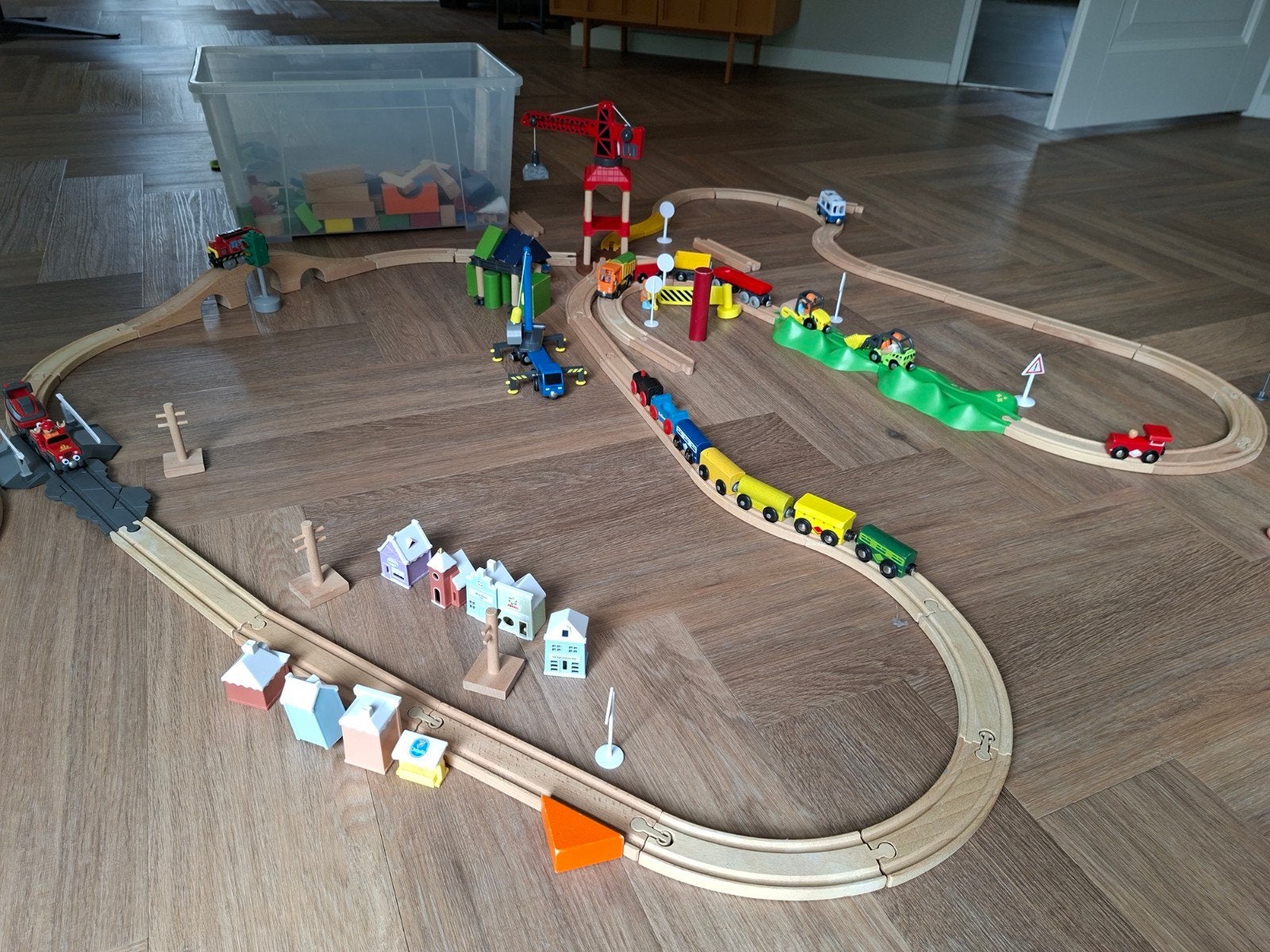 Houten treinbaan met treinen en accessoires, Ophalen