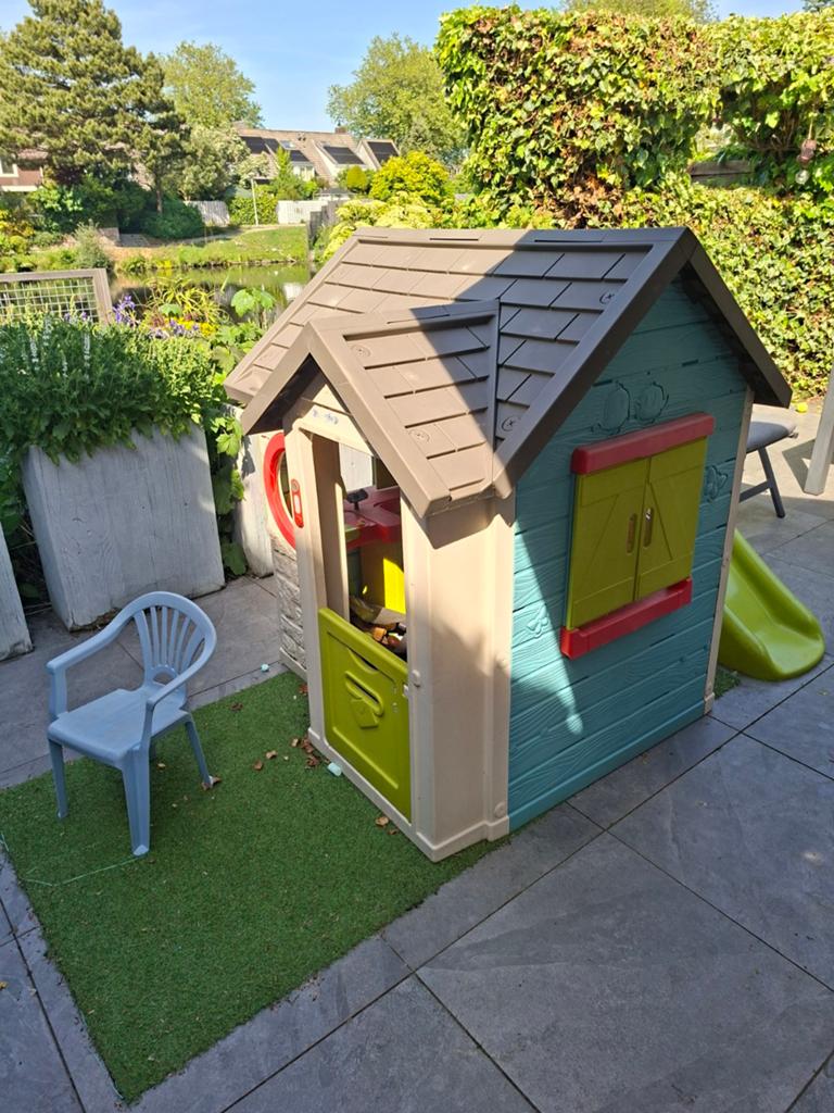 Speelhuisje is uit elkaar gehaald en schoon gemaakt, Ophalen, Kunststof