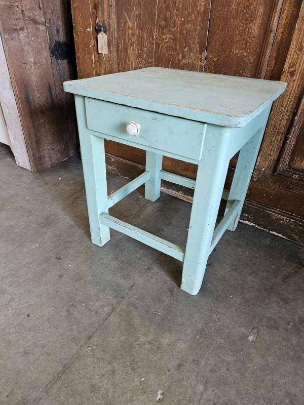 oude hocker,kruk `WOONWINKEL RUSTIEK``, Ophalen of Verzenden