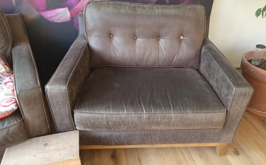 2x Riviera Maison love seat + hocker - donkerbruin leer, Ophalen of Verzenden, 75 tot 100 cm, Leer, Minder dan 150 cm