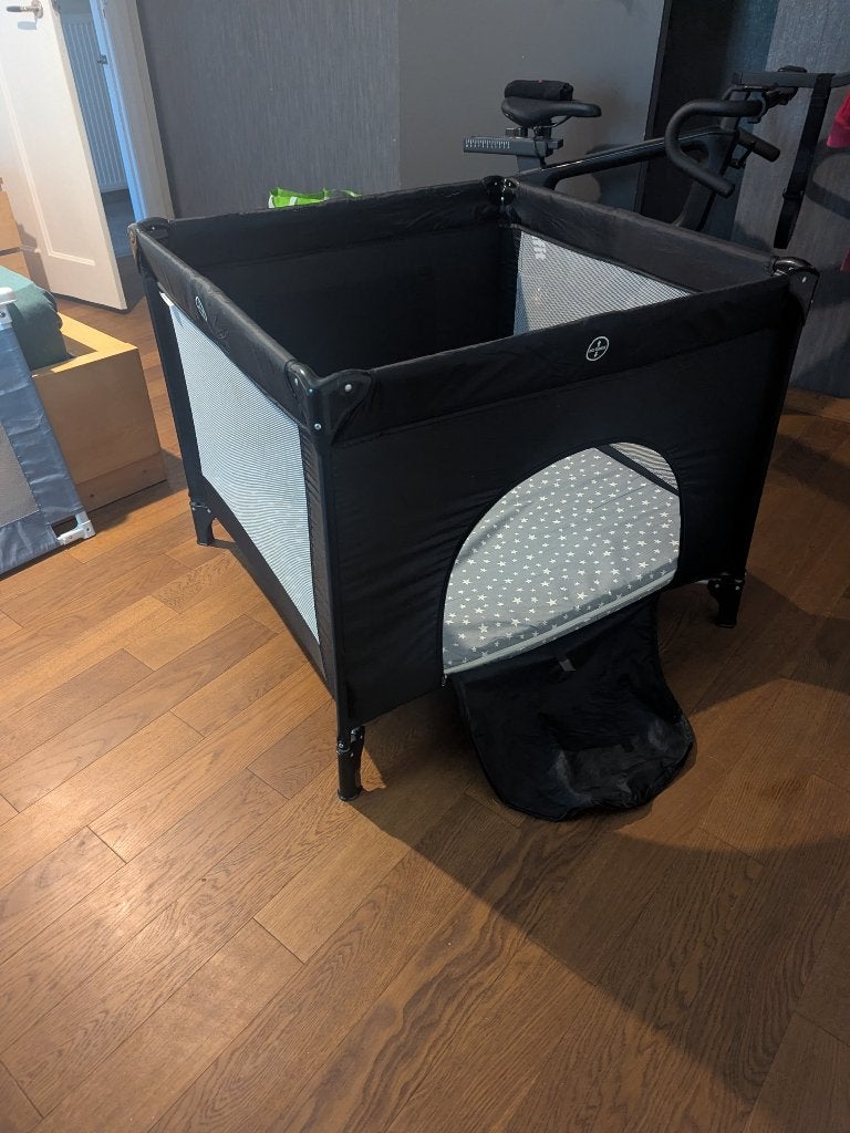 Campingbedje vierkant camping Box 93x93, Caravans en Kamperen, Luchtbedden, Ophalen, Zo goed als nieuw, 1-persoons