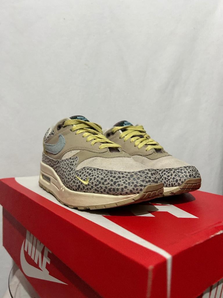 ALS NIEUW! Maat 38,5 - Nike Air Max 1 Cobblestone, Kleding | Dames, Schoenen, Overige kleuren, Verzenden, Nike, Nike