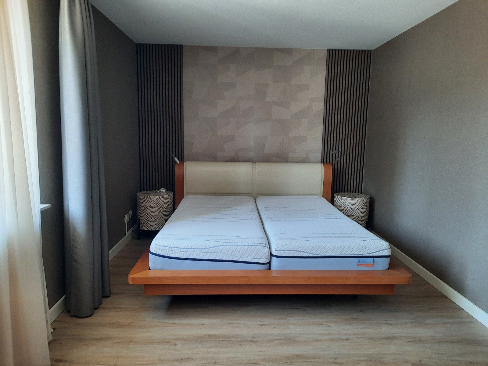 Tweepersoonsbed met 2 spiralen, matrassen en 2 nachtkastjes, Huis en Inrichting, Slaapkamer | Bedden, Ophalen, Gebruikt, Modern klassiek