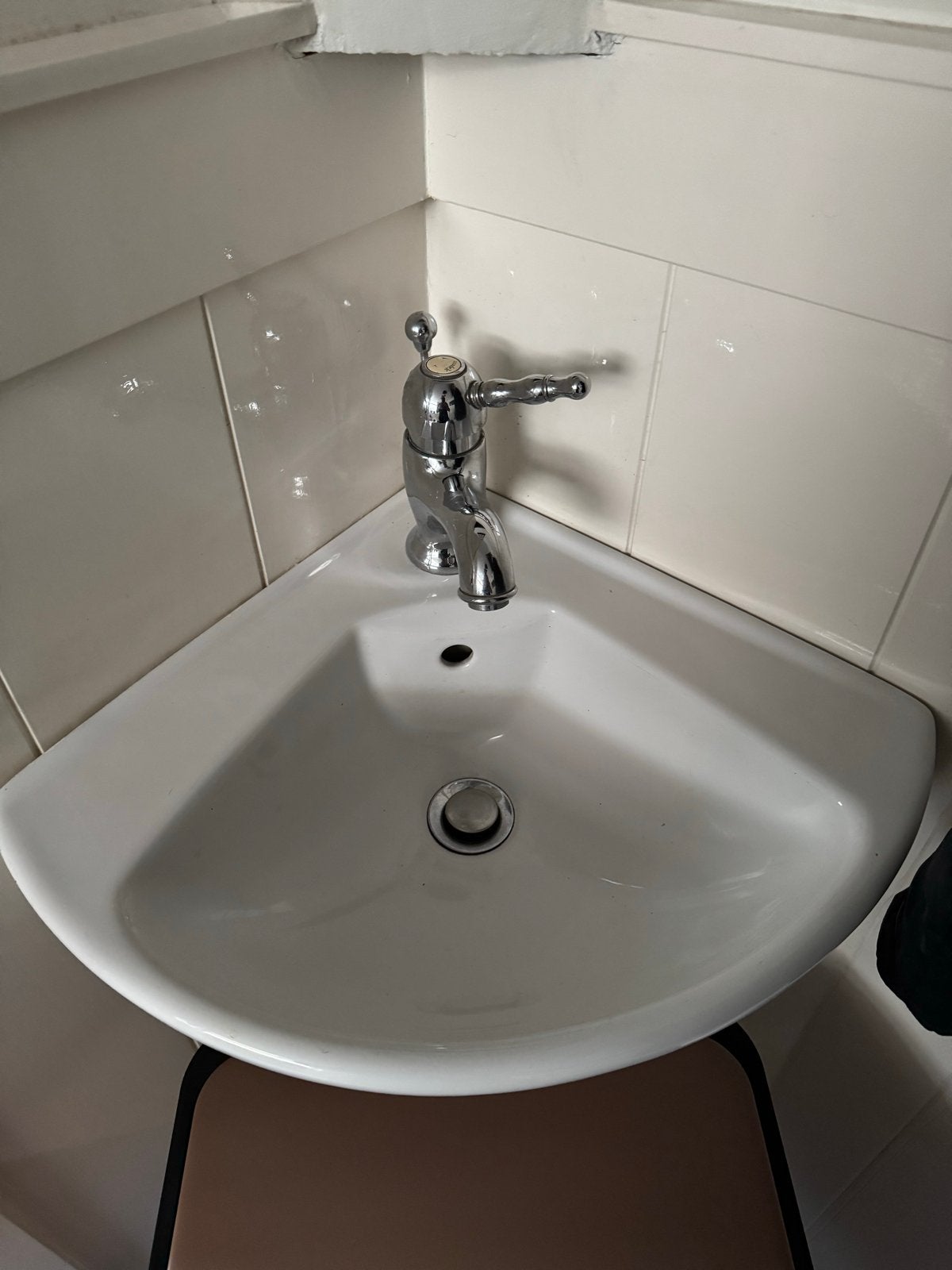 Compacte hoekwastafel met kraan, Doe-het-zelf en Verbouw, Ophalen, Zo goed als nieuw, Chroom, Wastafel