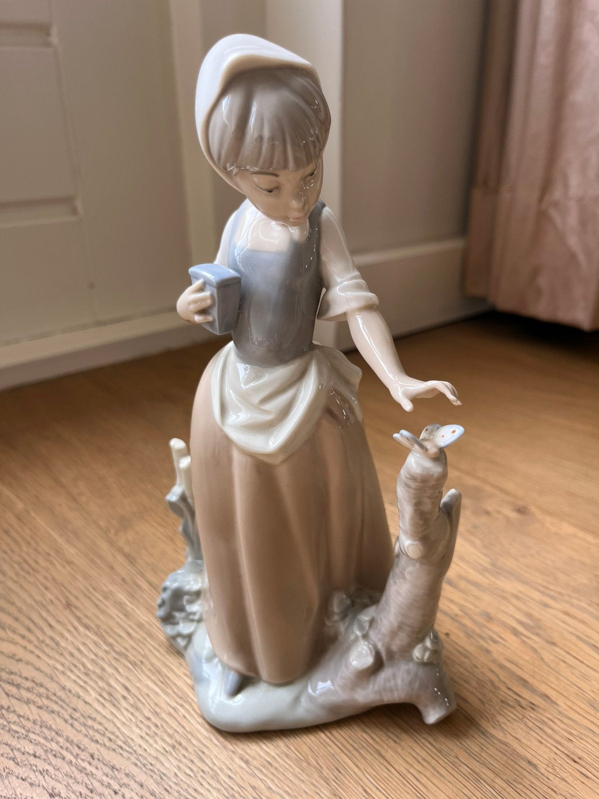 Lladro beeldje meisje met vlinder en doosje, Verzenden, Zo goed als nieuw, Mens