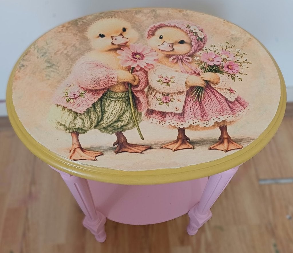 Een schattig roze ovaal tafeltje “Eendjes”, brocant, 100 tot 150 cm, Zo goed als nieuw, Rechthoekig, Overige houtsoorten