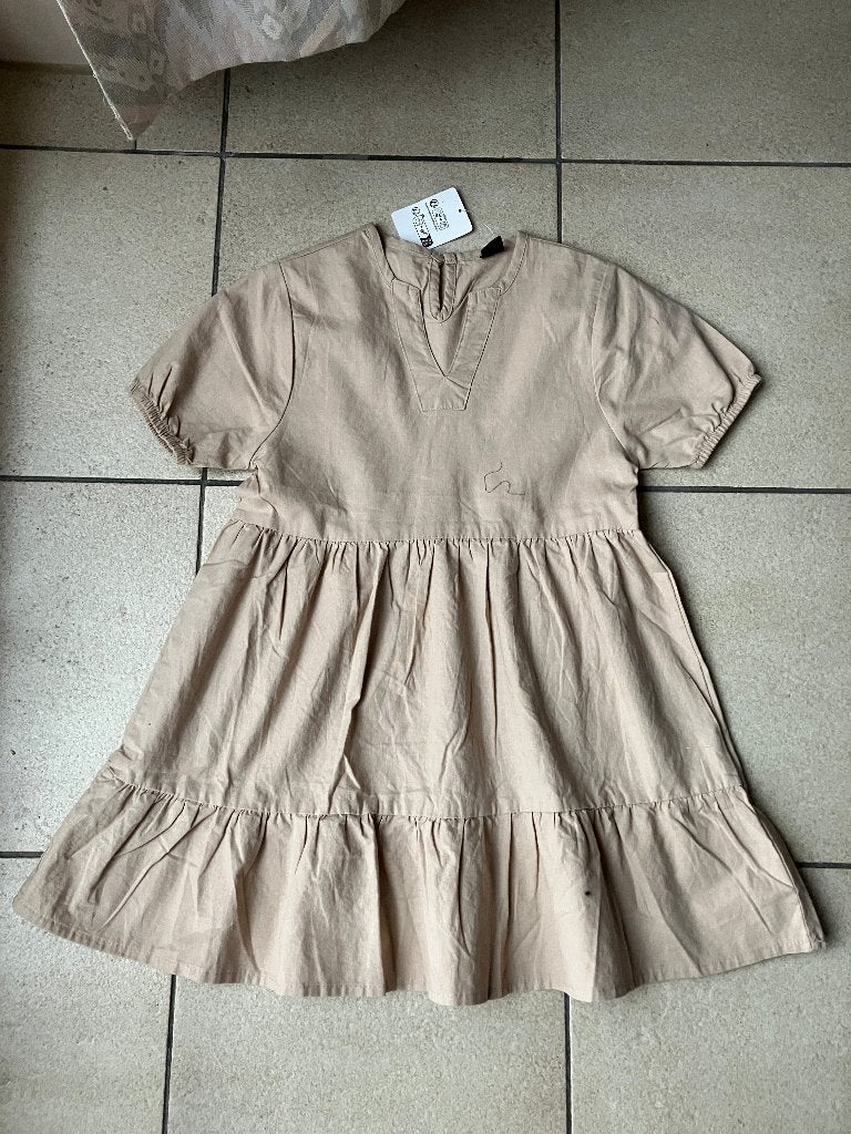 Nieuw beige / lichtbruin jurkje - maat 122, Kinderen en Baby's, Ophalen of Verzenden, Nieuw, Meisje, Jurk of Rok