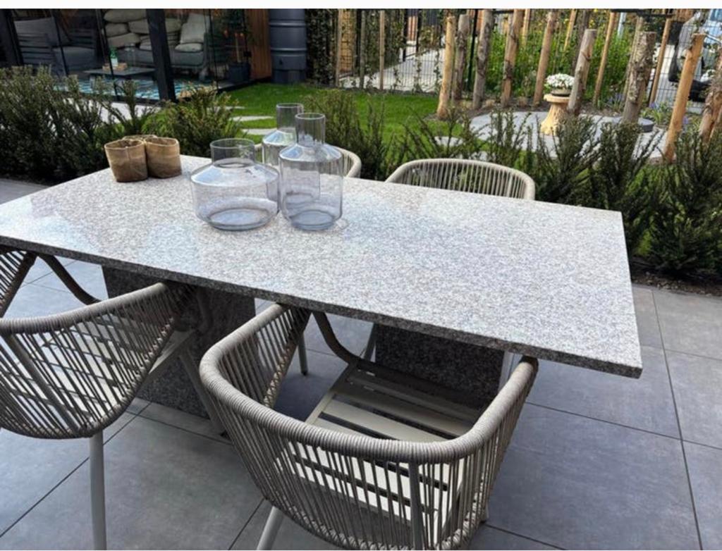 Granieten tuintafel in zeer goede staat, Tuin en Terras, Tuintafels, Ophalen of Verzenden