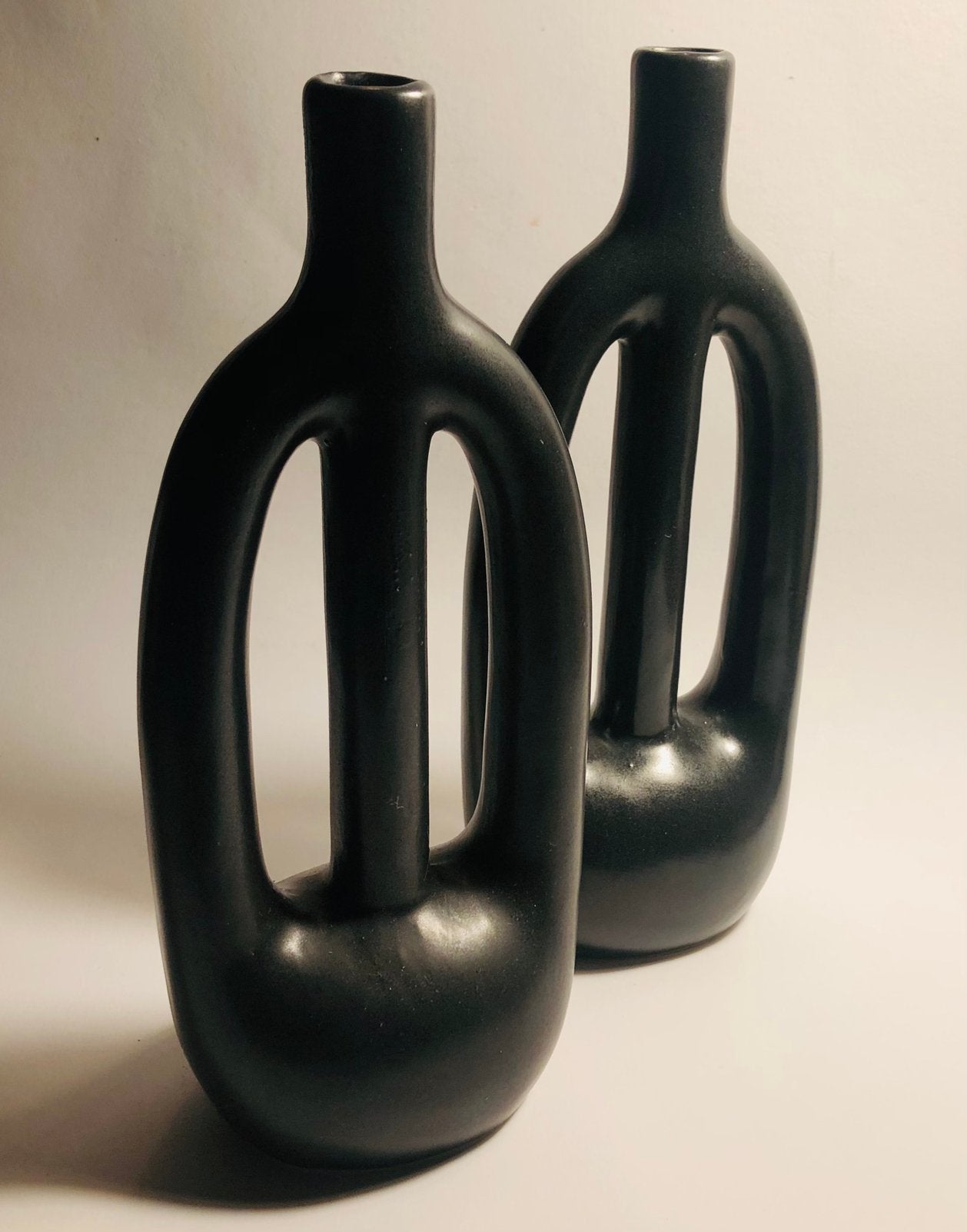 Twee moderne keramieken vazen, zwart, Zwart, Ophalen of Verzenden, Minder dan 50 cm, Glas