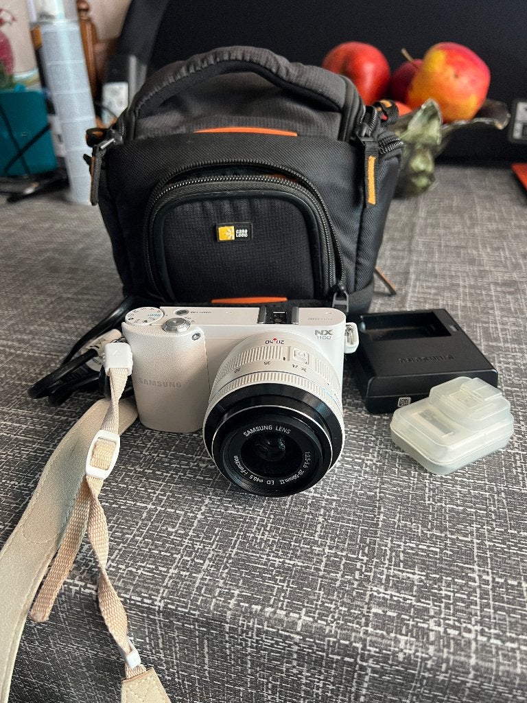 Samsung NX1100 wit + 20-50mm lens + flitser, Ophalen of Verzenden, Zo goed als nieuw, Lensdop, Samsung