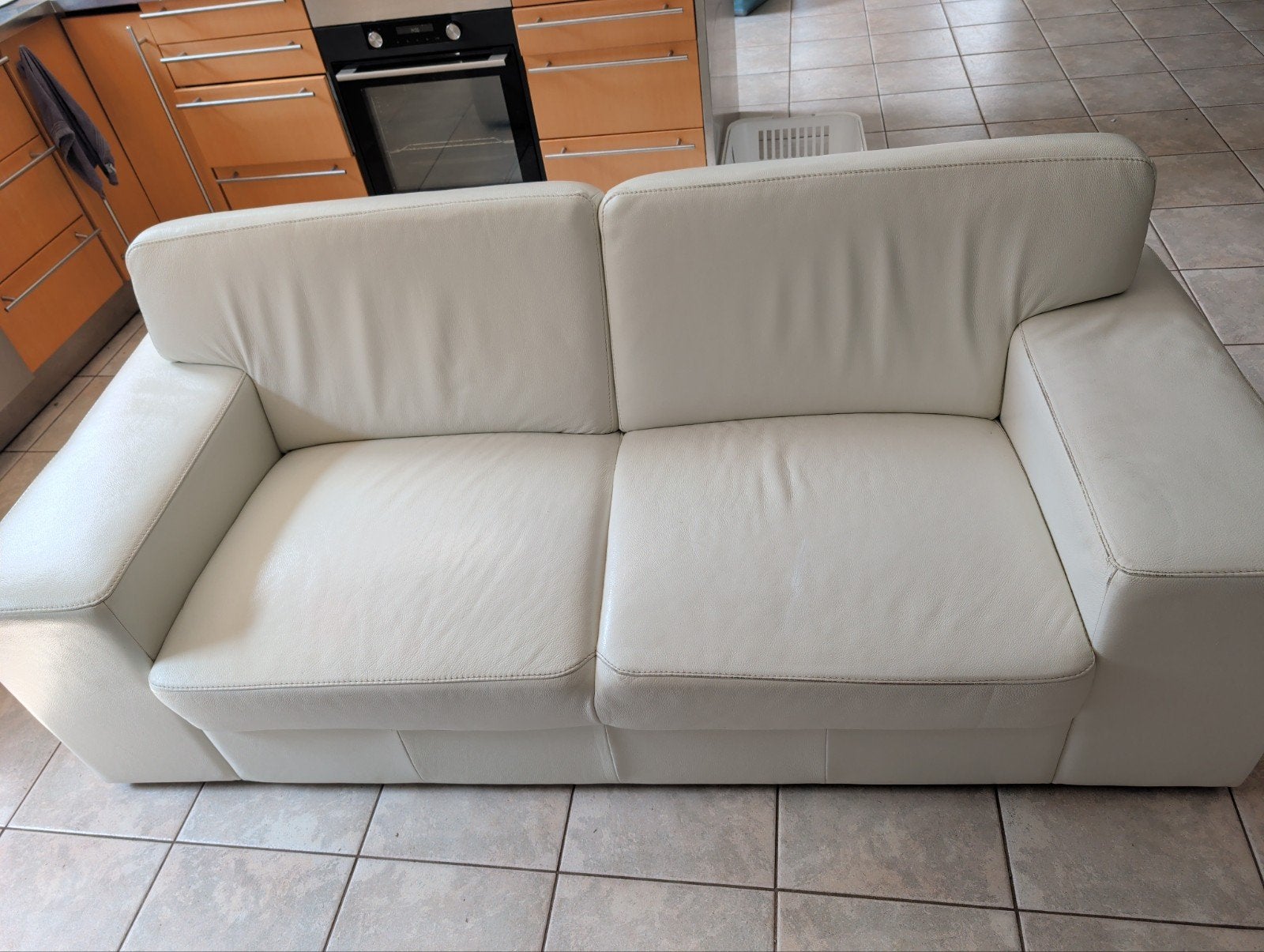 Gratis Comfortabele witte leren banken met hocker, Ophalen, Gebruikt, Driepersoons, Rechte bank