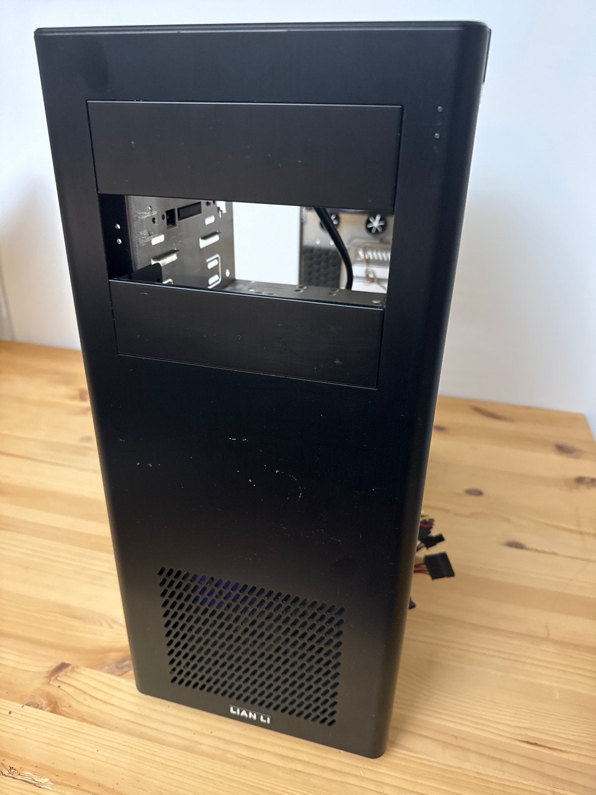 Lian Li PC-kast met geluidsdemping en HDD-cases, Computers en Software, Ophalen of Verzenden, Gebruikt