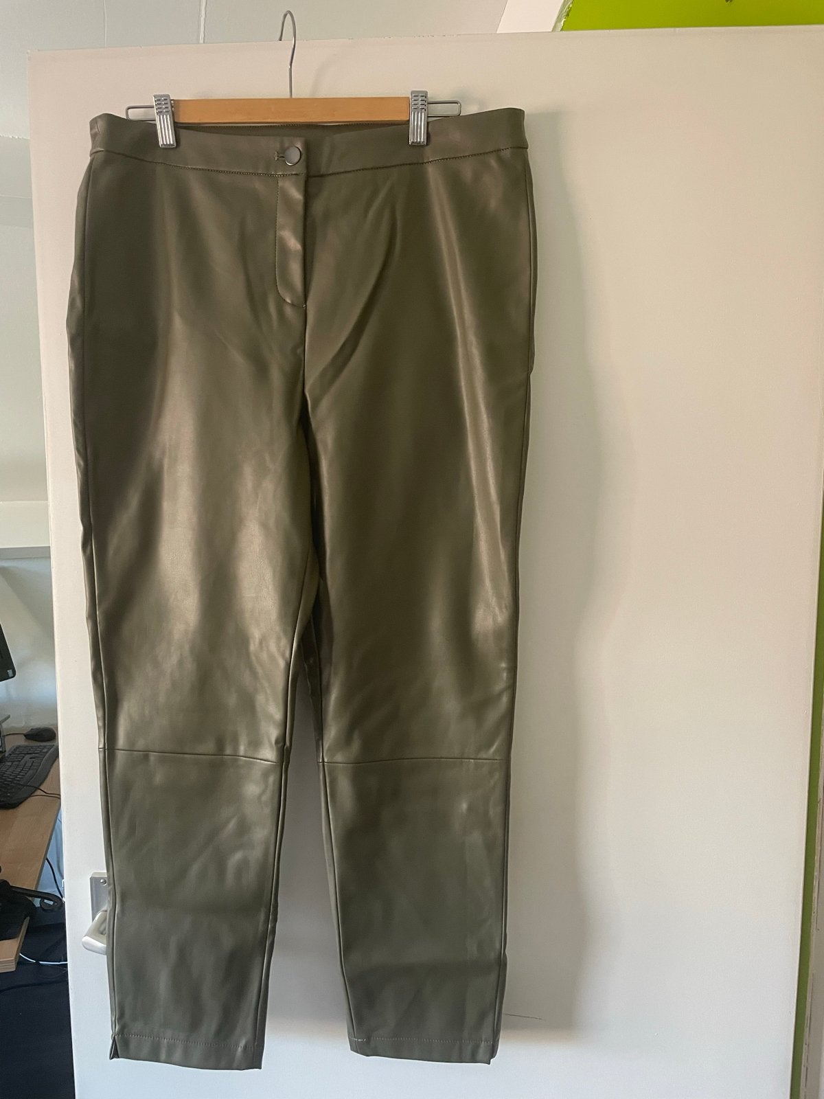 Khaki kunstleren broek - HEMA - Maat L, Verzenden, Zo goed als nieuw, Maat 42/44 (L), Groen