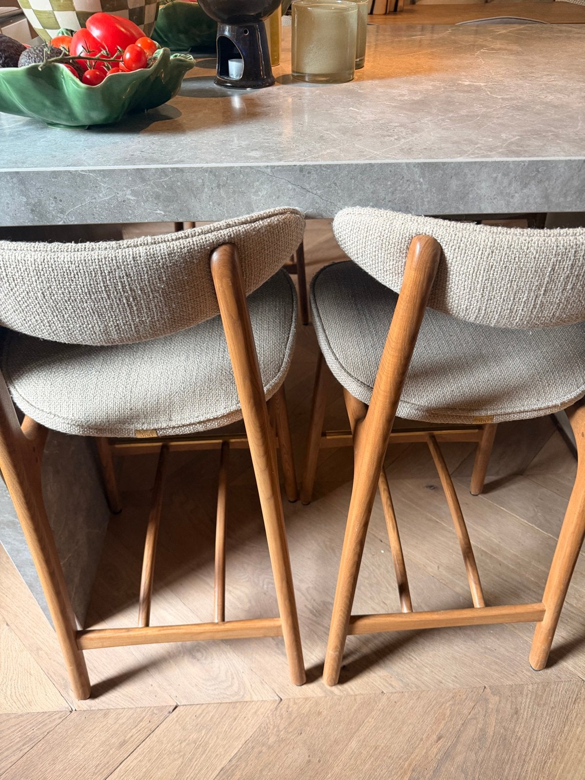 Set van 4 moderne barkrukken met houten frame, Met voetsteun, Ophalen of Verzenden, Zo goed als nieuw, 90 cm of meer