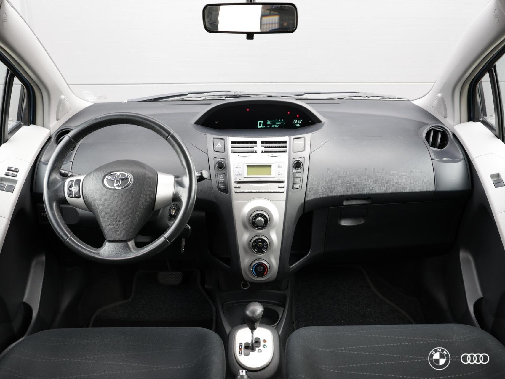 Toyota Yaris 1.3 VVTi SOL 5DRS AUTOMAAT / UNIEKE NAP KILOMET, Auto's, Stof, 4 cilinders, Met garantie (alle), Blauw