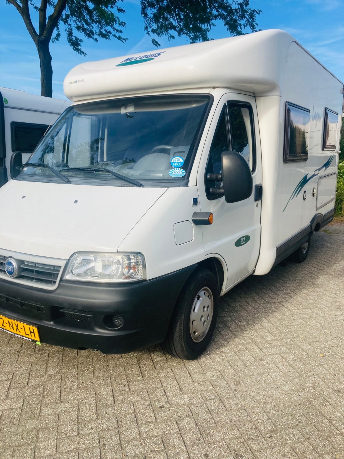 Zeer nette Mc louis  lagan,  compact met luifel, frans bed., Caravans en Kamperen, Campers, Bedrijf, tot en met 4, Half-integraal