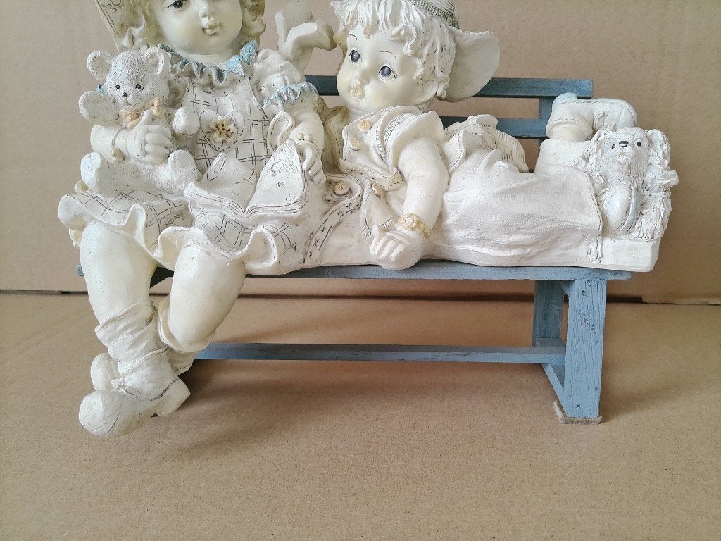 Curiosa beeld jongen en meisje lezend op bank bankje 24cm, Ophalen of Verzenden