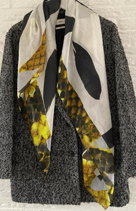 SJAAL van Oriflame Sweden (pom stories chapot anna stijl), Ophalen of Verzenden, Zo goed als nieuw, Maat 38/40 (M), Sjaal