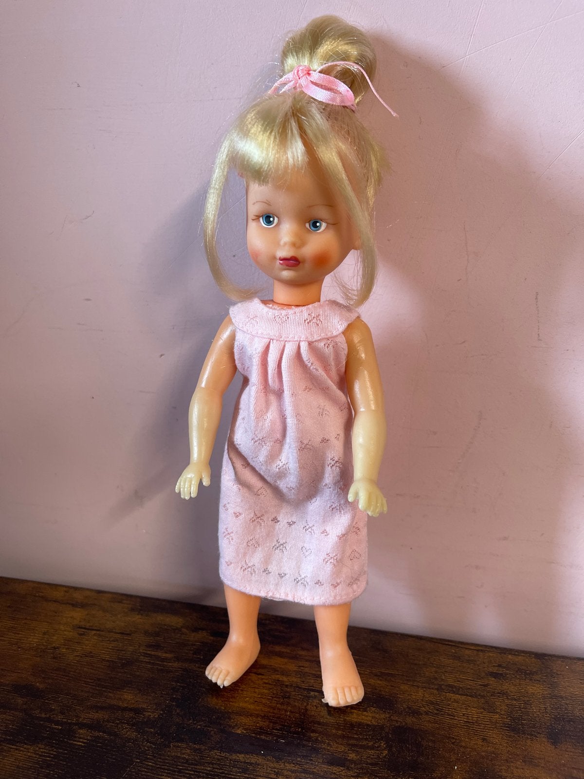 Vintage kleine Ari popje met roze jurkje - Jaren '70, Ophalen of Verzenden, Gebruikt, Babypop