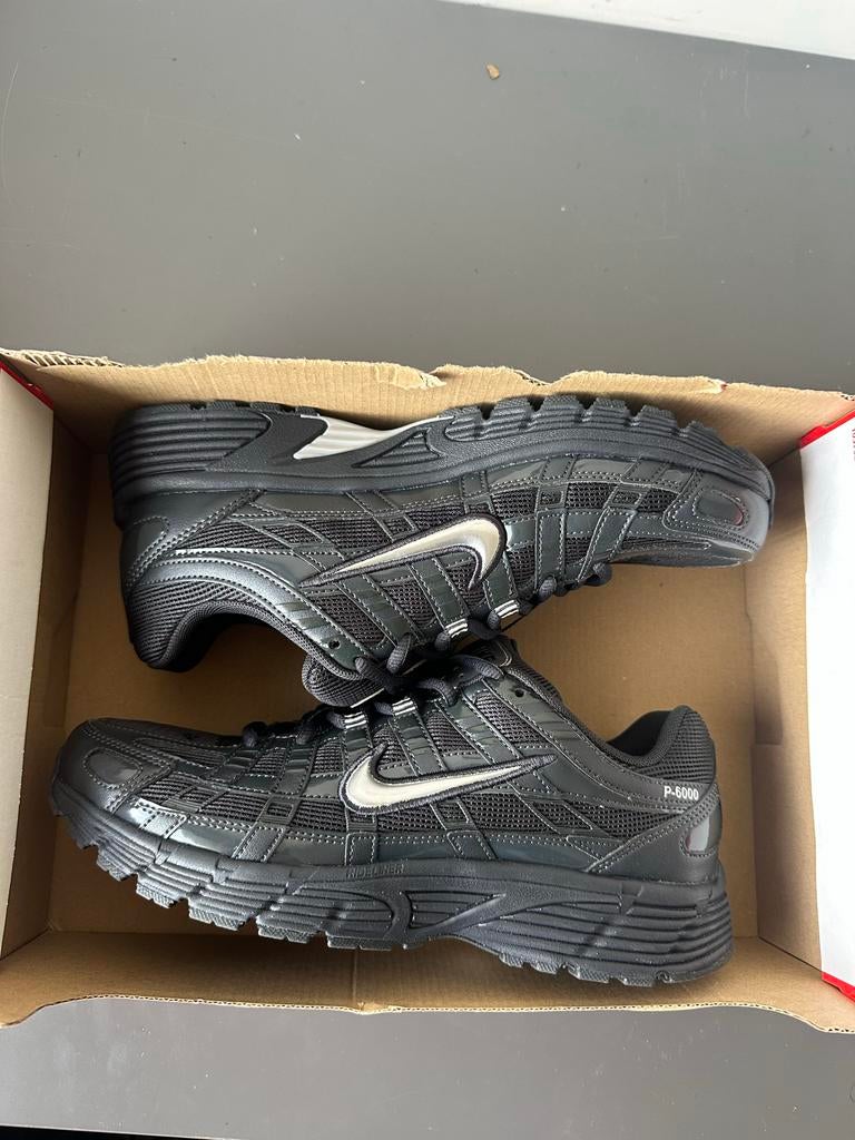 Nike P6000 Zwart - Nieuw in doos - Maat 41, Kleding | Heren, Ophalen of Verzenden, Nieuw, Zwart, Sneakers of Gympen