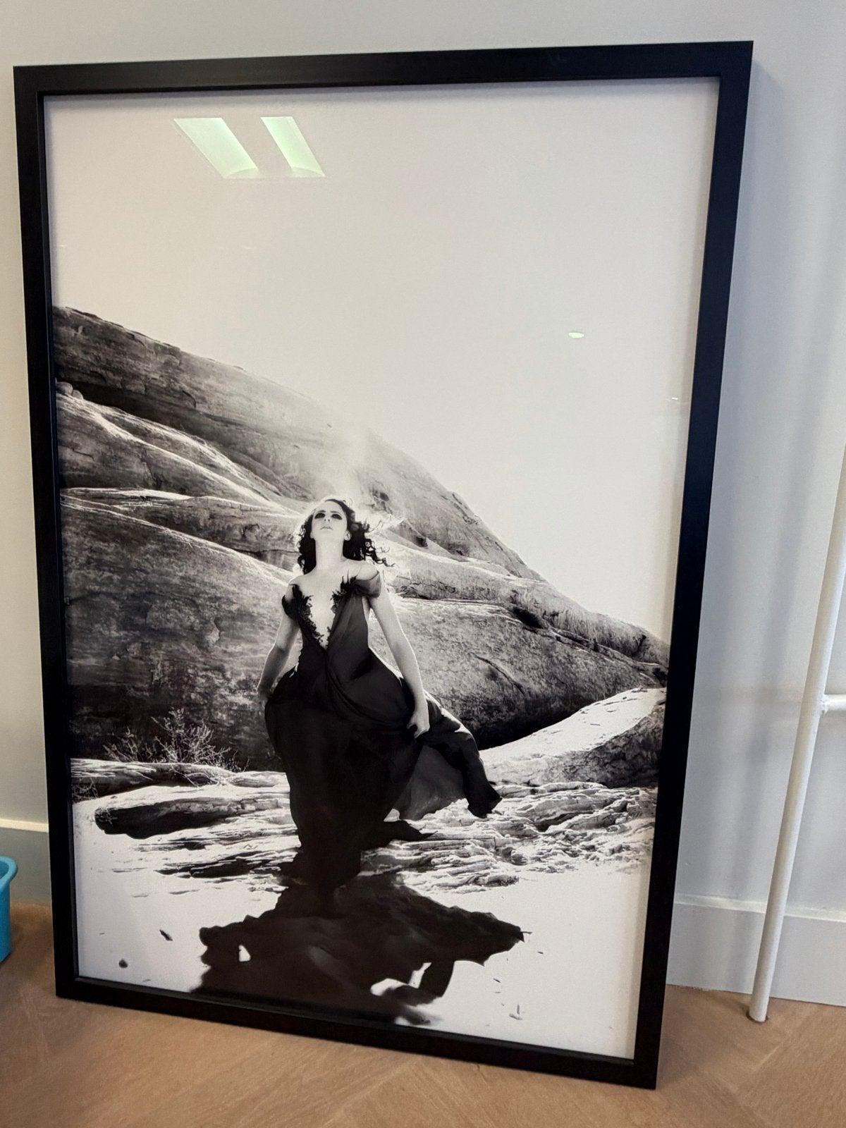Kunstfoto in zwarte lijst met glas (85x125 cm), Ophalen of Verzenden, Foto, Fotografie, Achter glas