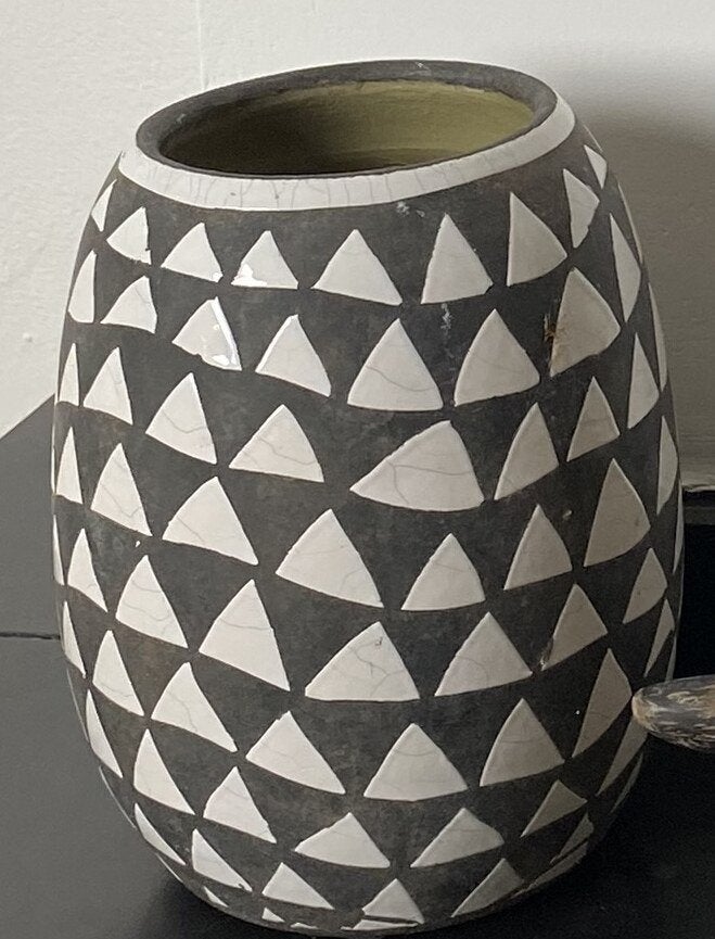 Grijze vaas met witte driehoeken – 17 x 21 cm, Ophalen, Zo goed als nieuw, Grijs, Steen/keramiek