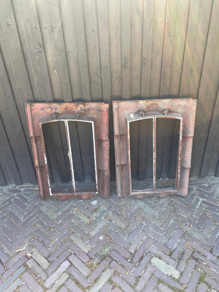 2 gietijzeren dakramen 9 pans, Doe-het-zelf en Verbouw, Dakpannen en Dakbedekking, Ophalen, Gebruikt, Steen of Klei, Zwart