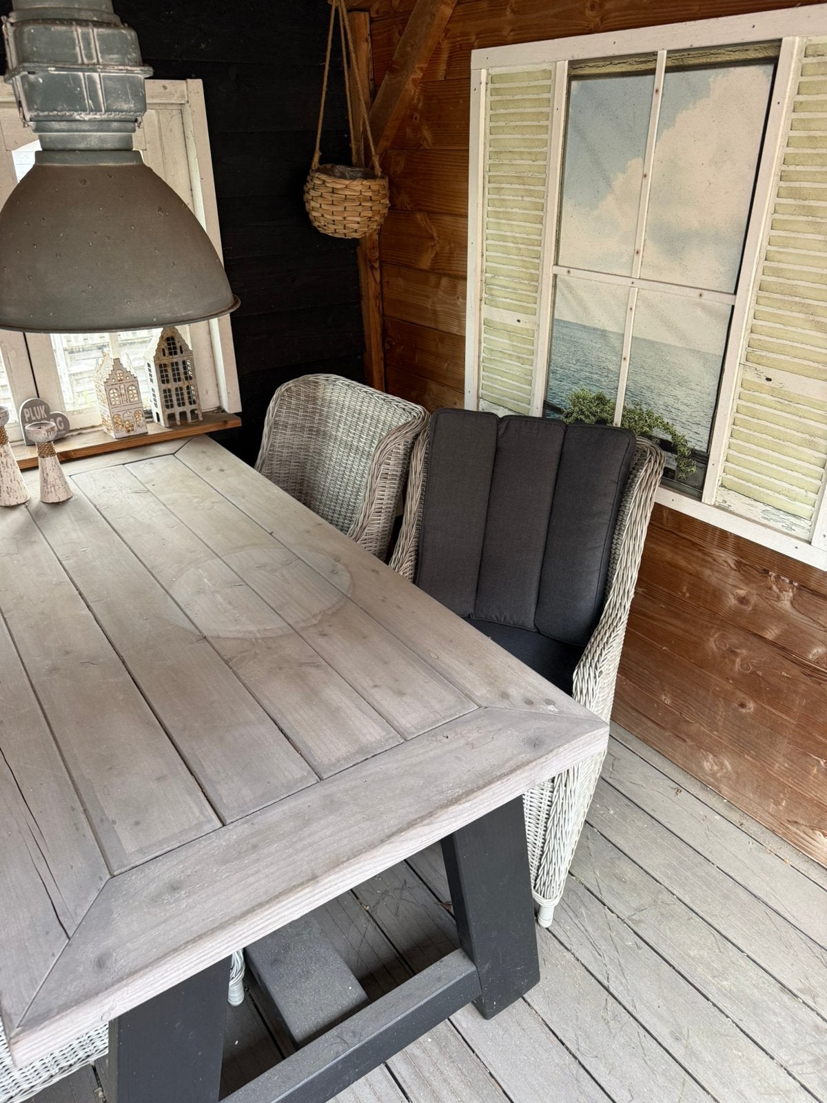 Houten tuintafel met stoelen
