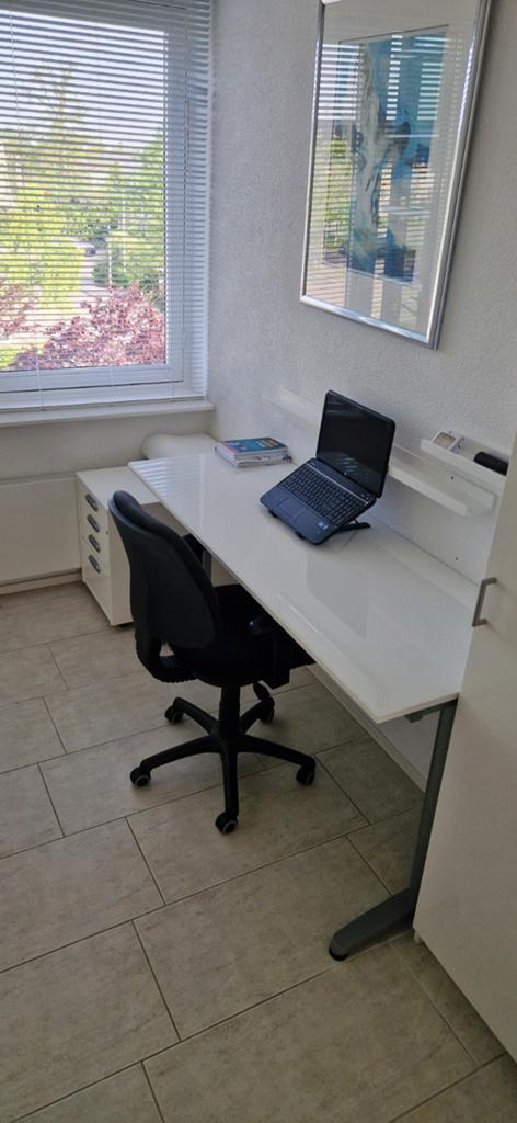 Bureau inc stoel. Mooi modern wit., Huis en Inrichting, Bureaus, Ophalen of Verzenden
