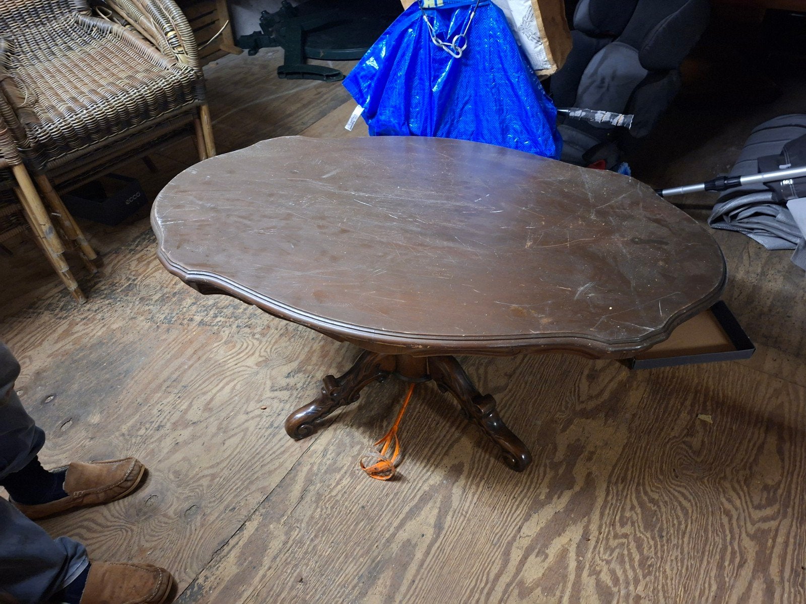 Antieke houten salontafel met sierlijke poot, Antiek en Kunst, Ophalen