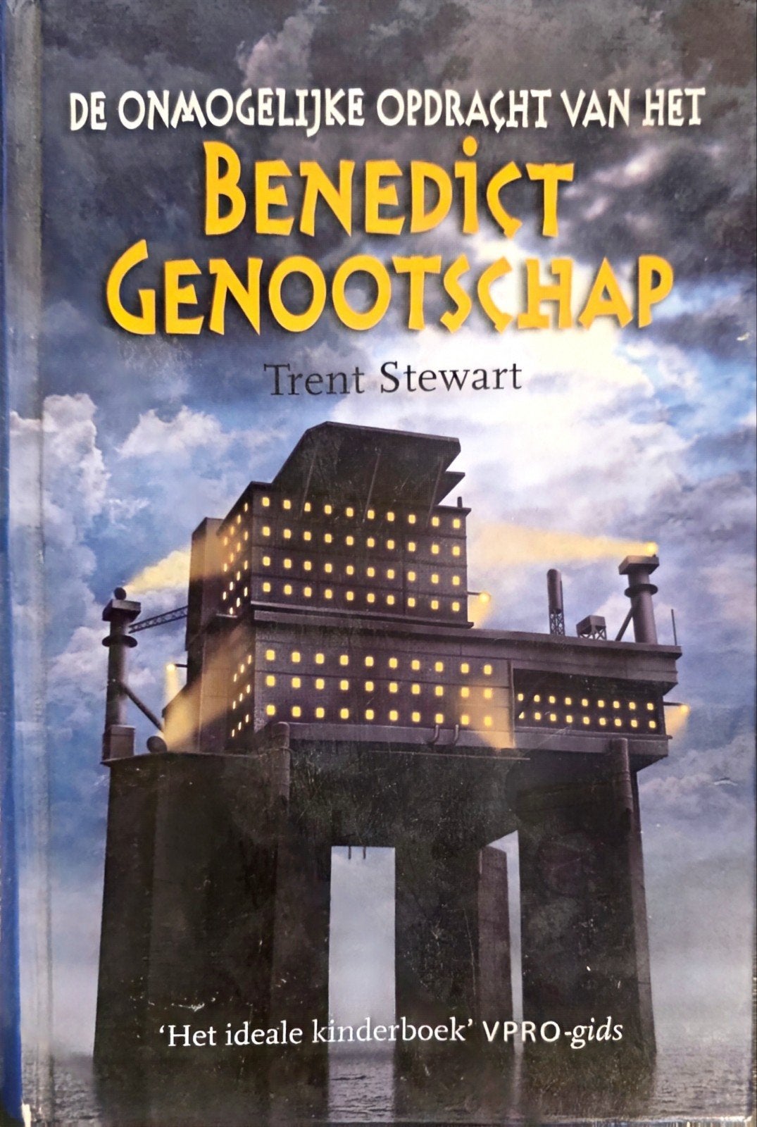 De onmogelijke opdracht van het Benedict Genootschap, Ophalen, Zo goed als nieuw, Trent Stewart