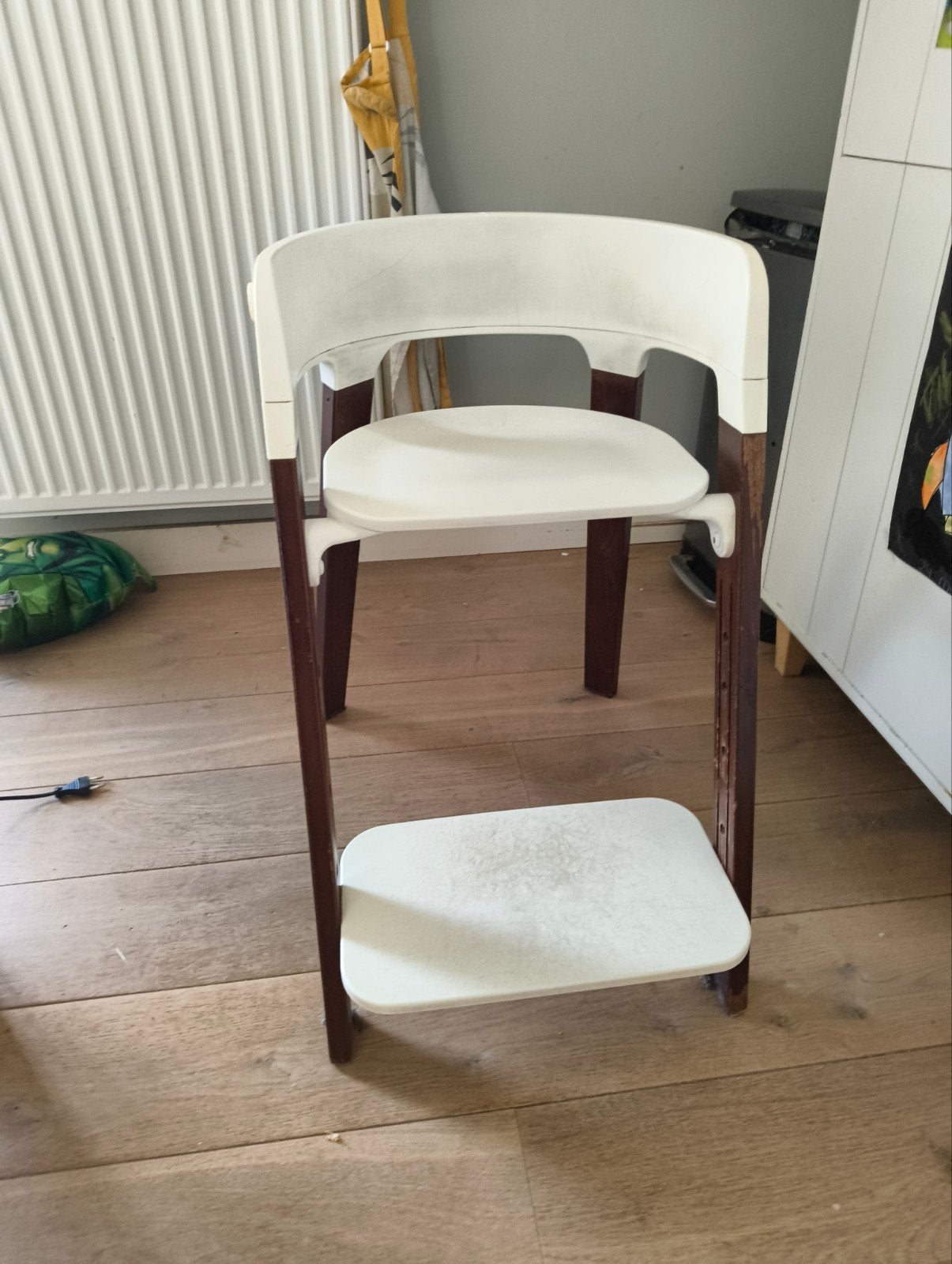 Stokke Steps meegroei stoel met bruine poten, Kinderen en Baby's, Kinderstoelen, Ophalen, Gebruikt, Meegroeistoel, Gordel(s)