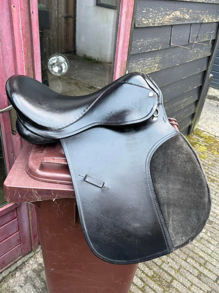 16 inch vzh zadel en 17.5 inch dressuurzadel, Dieren en Toebehoren, Ophalen, Gebruikt, Recreatie
