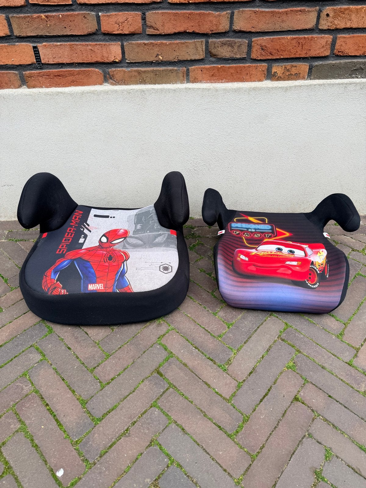 2 autostoelverhogers: Spiderman en Cars, 15 t/m 36 kg, Ophalen, Overige merken, Gebruikt