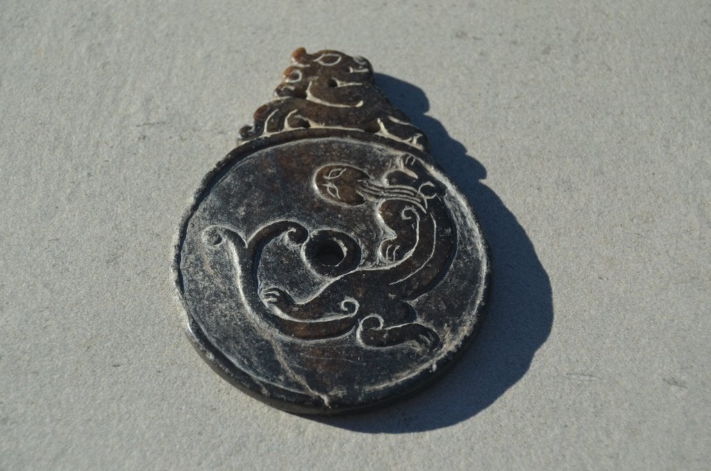 Antieke Chinese jade hanger (bi-schijf of Yu Bi?), Sieraad, 9 cm, China, Gesneden
