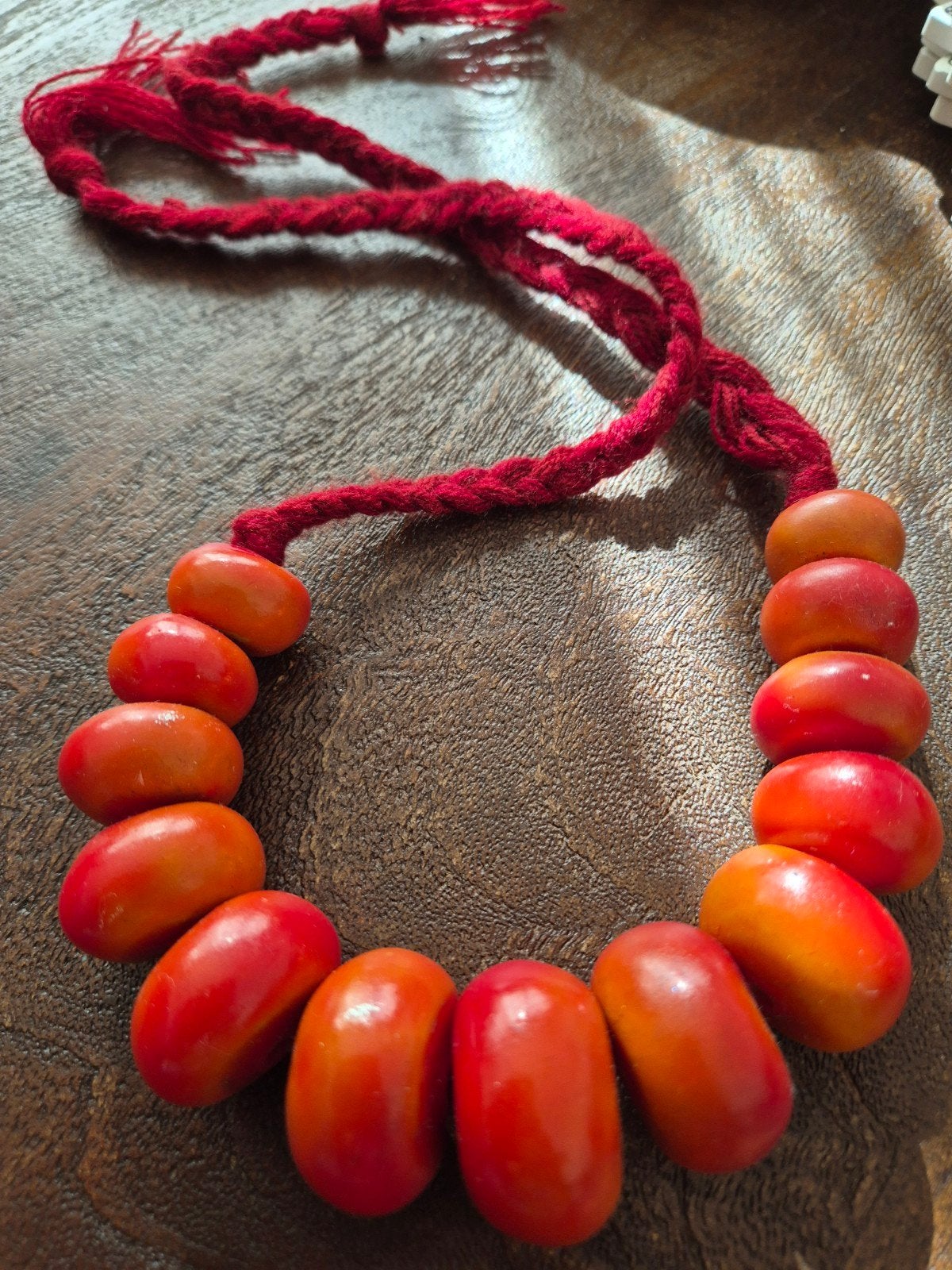 Handgemaakte Berber/Amazigh ketting met oranje/rode kralen, Ophalen of Verzenden, Zo goed als nieuw, Oranje, Overige materialen