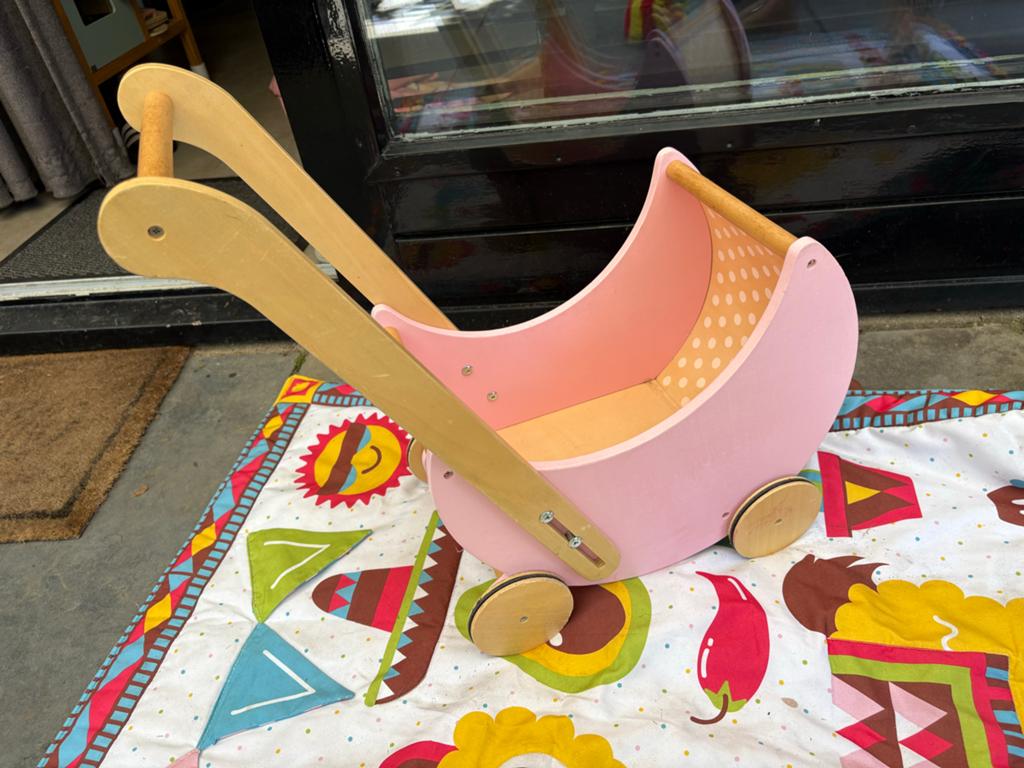 Hema houten vintage poppenwagen roze, Kinderen en Baby's, Speelgoed | Poppen, Ophalen of Verzenden, Gebruikt, Babypop