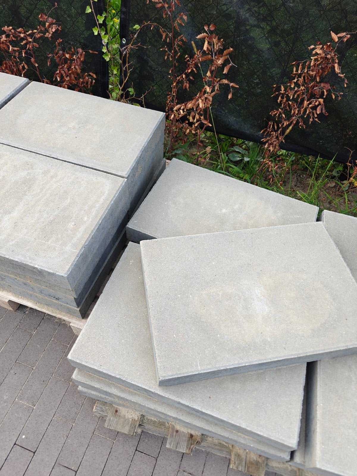 Grote partij zware resttegels voor oprit of terras, Ophalen, Zo goed als nieuw, 10 m² of meer, Beton