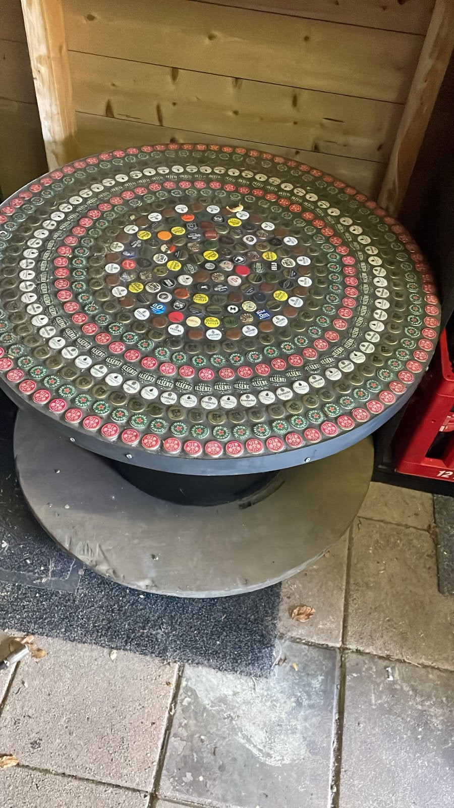 Unieke handgemaakte tafel met bierdoppen, Ophalen, Overige materialen, Gebruikt, Rond