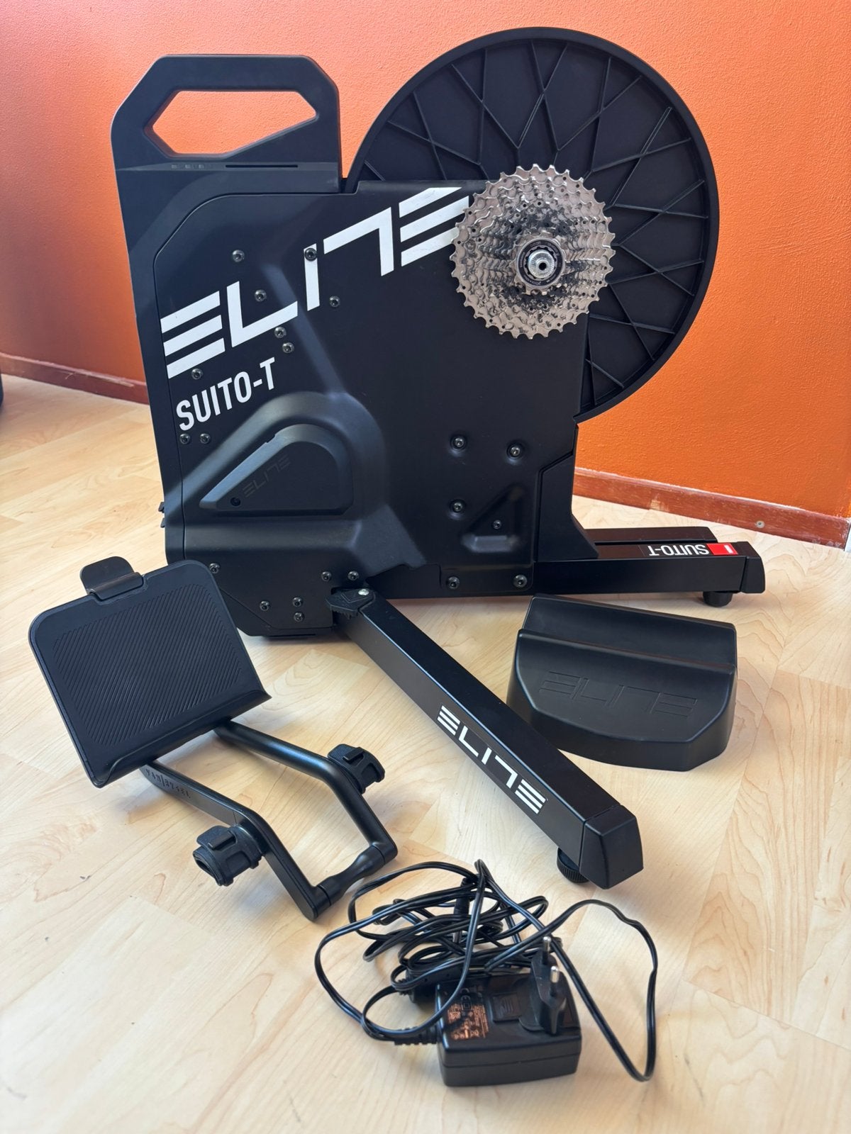 Elite Suito-T Smart fietstrainer + cassette en assecoires, Sport en Fitness, Wielrennen, Ophalen of Verzenden, Zo goed als nieuw